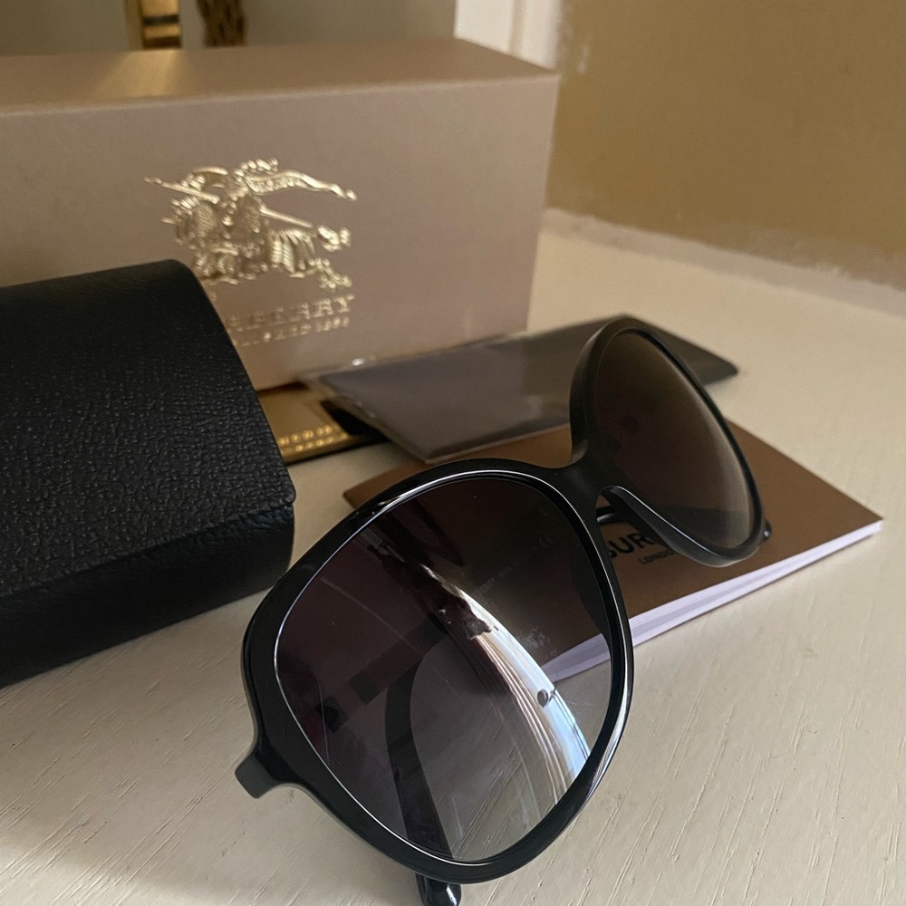 Brand new 🔥Burberry 🔥sunglasses 🕶 - Picture 13 of 16